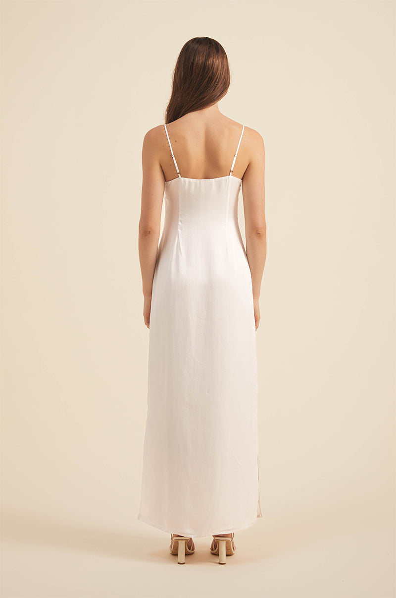 Straight neckline and adjustable spaghetti straps - simple elegance